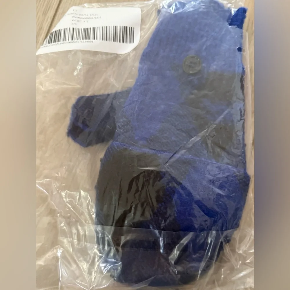Burberry, NWTs, Argyle, check gloves/mittens Blue and Black size S/M‎